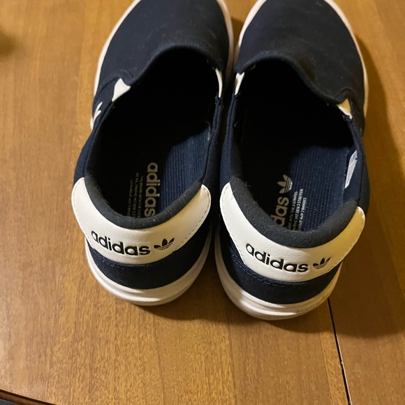Woman’s size 7 slip on adidas shoes - Picture 4 of 6